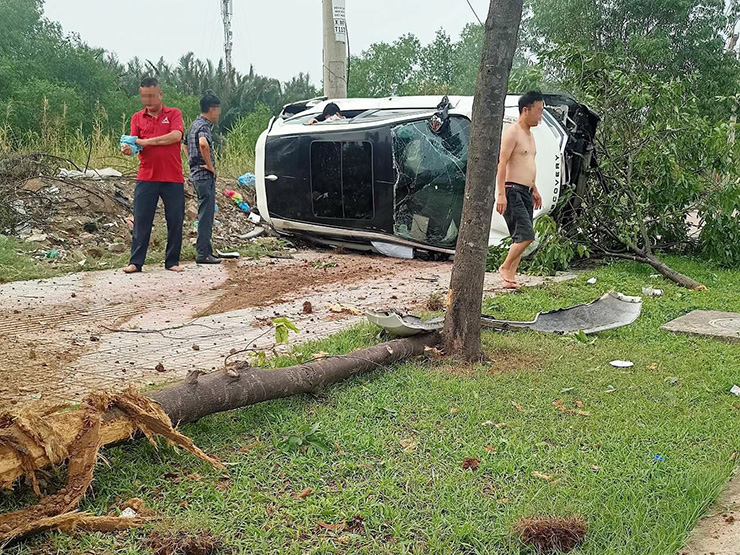 Xã hội - Ô tô “bứng” cây xanh rồi lật ngang trên vỉa hè