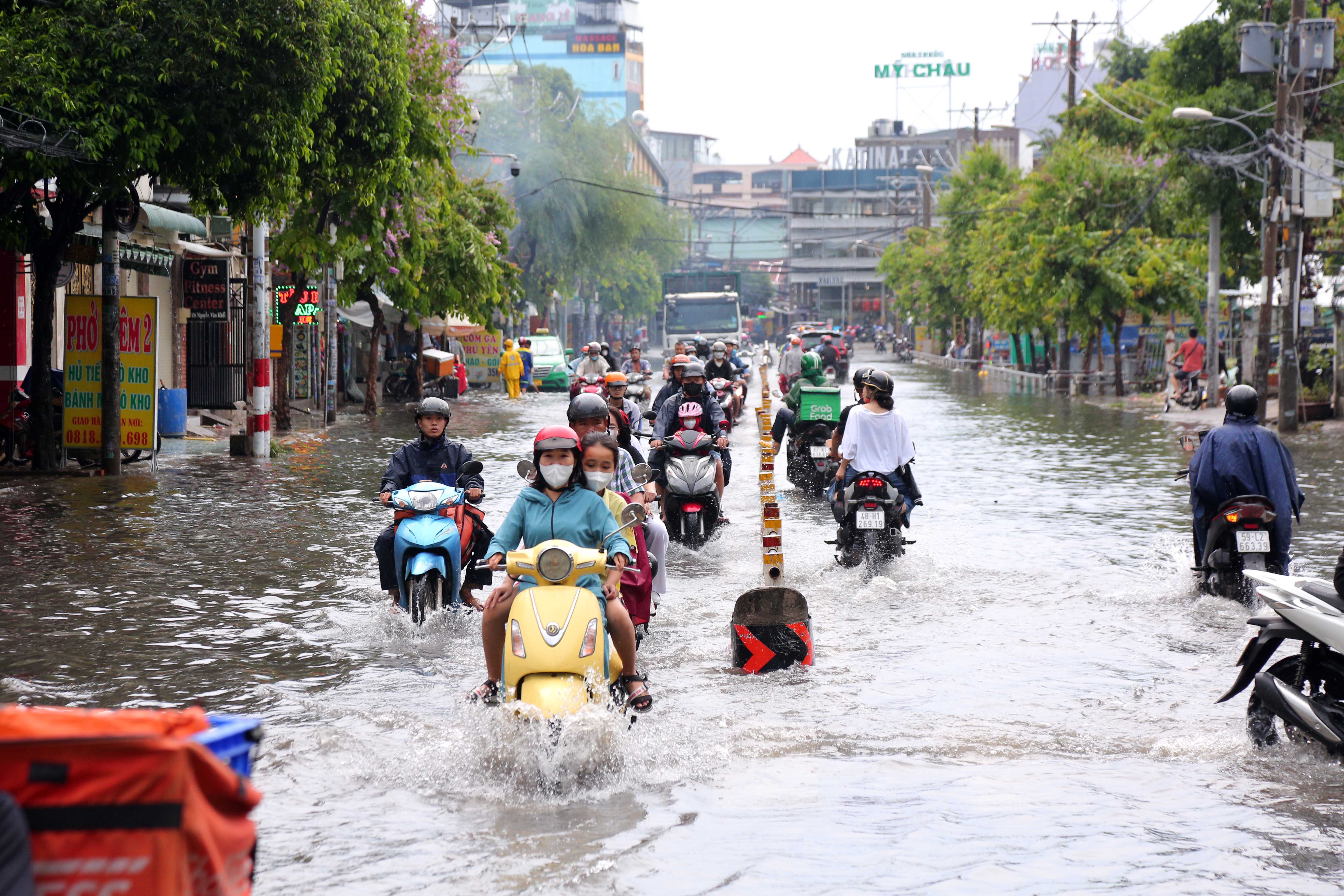 Không nên bỏ lỡ - Mưa lớn sau chuỗi ngày nắng nóng, người dân TP.HCM lại bì bõm lội nước vì đường ngập