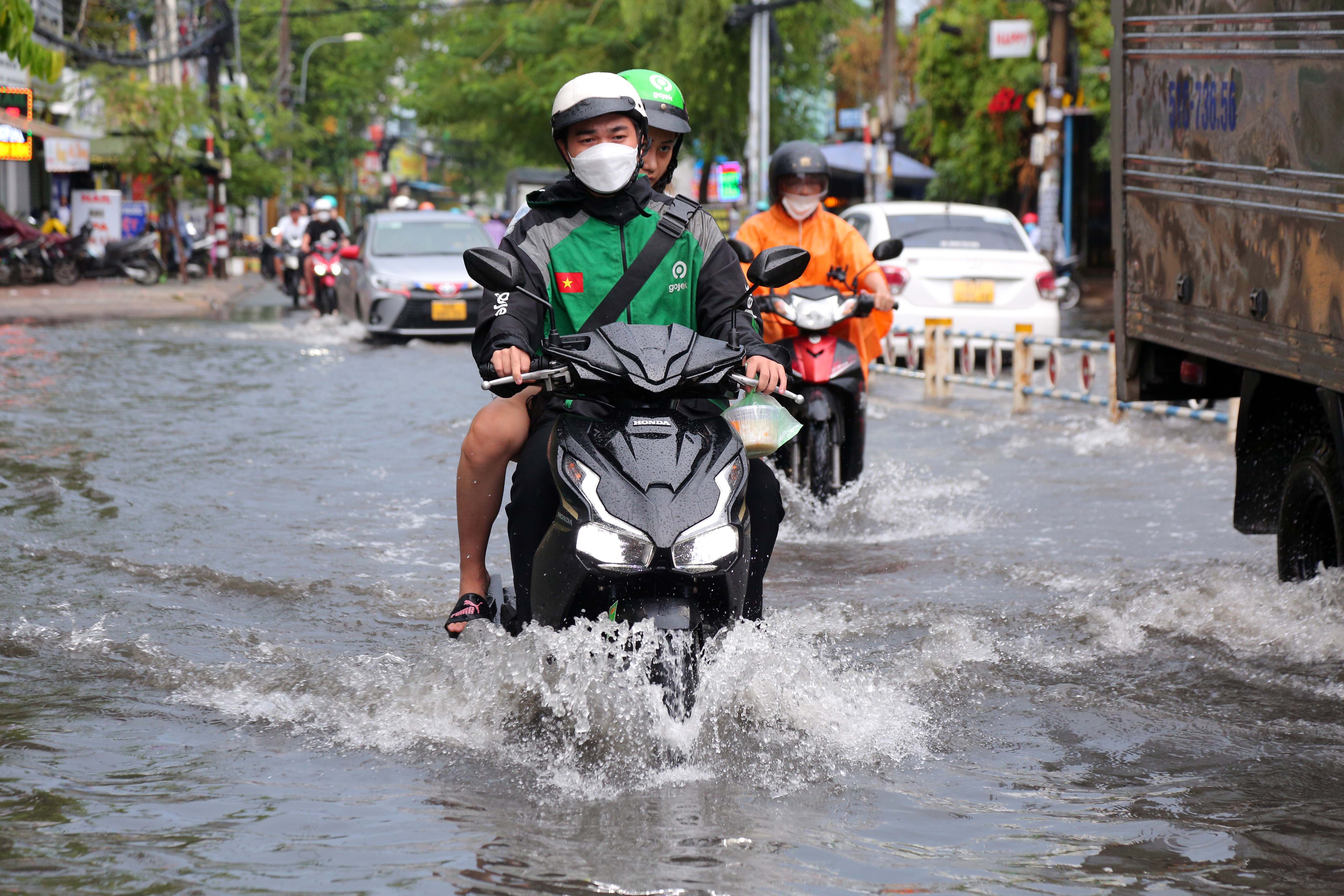 Không nên bỏ lỡ - Mưa lớn sau chuỗi ngày nắng nóng, người dân TP.HCM lại bì bõm lội nước vì đường ngập (Hình 3).