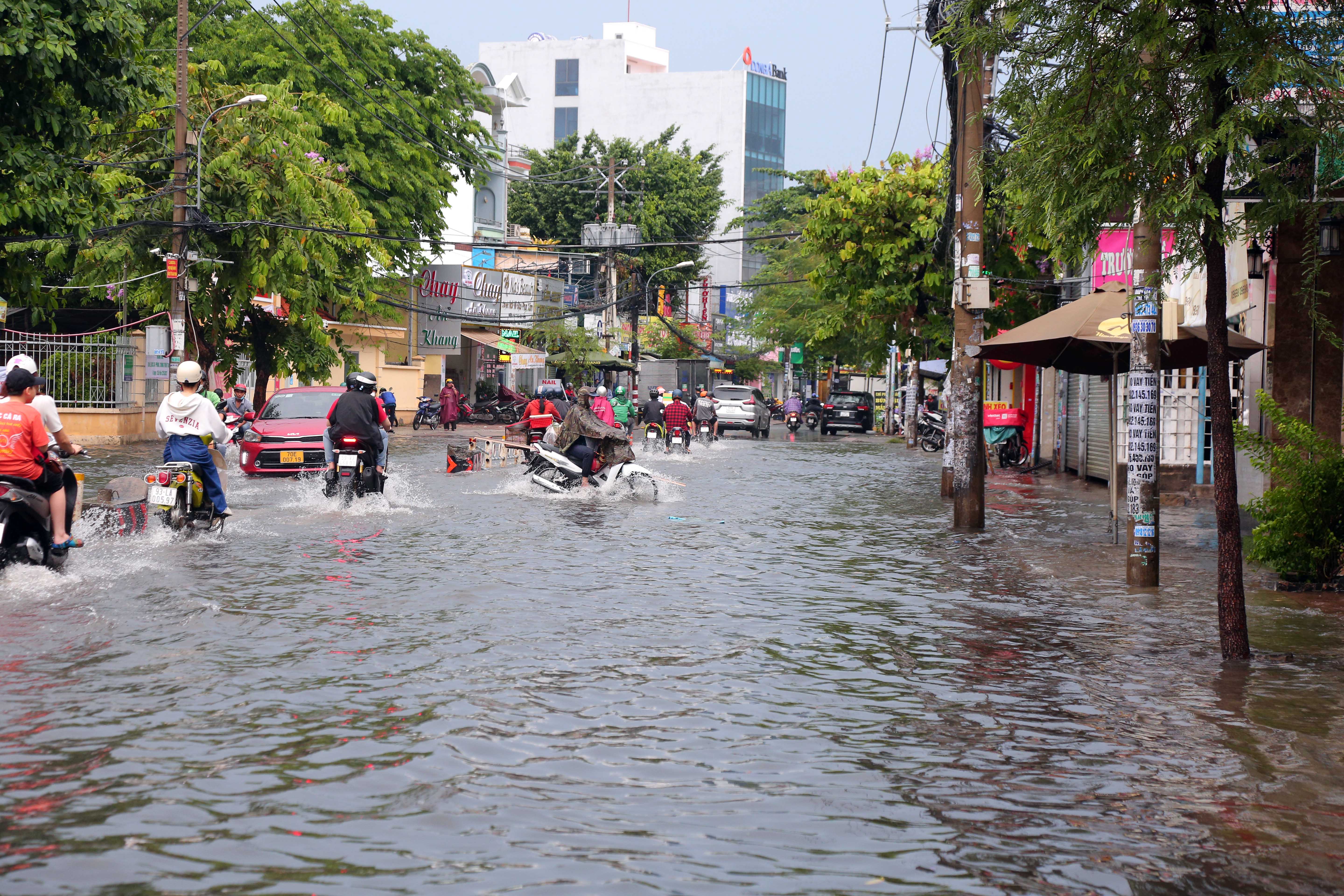 Không nên bỏ lỡ - Mưa lớn sau chuỗi ngày nắng nóng, người dân TP.HCM lại bì bõm lội nước vì đường ngập (Hình 4).