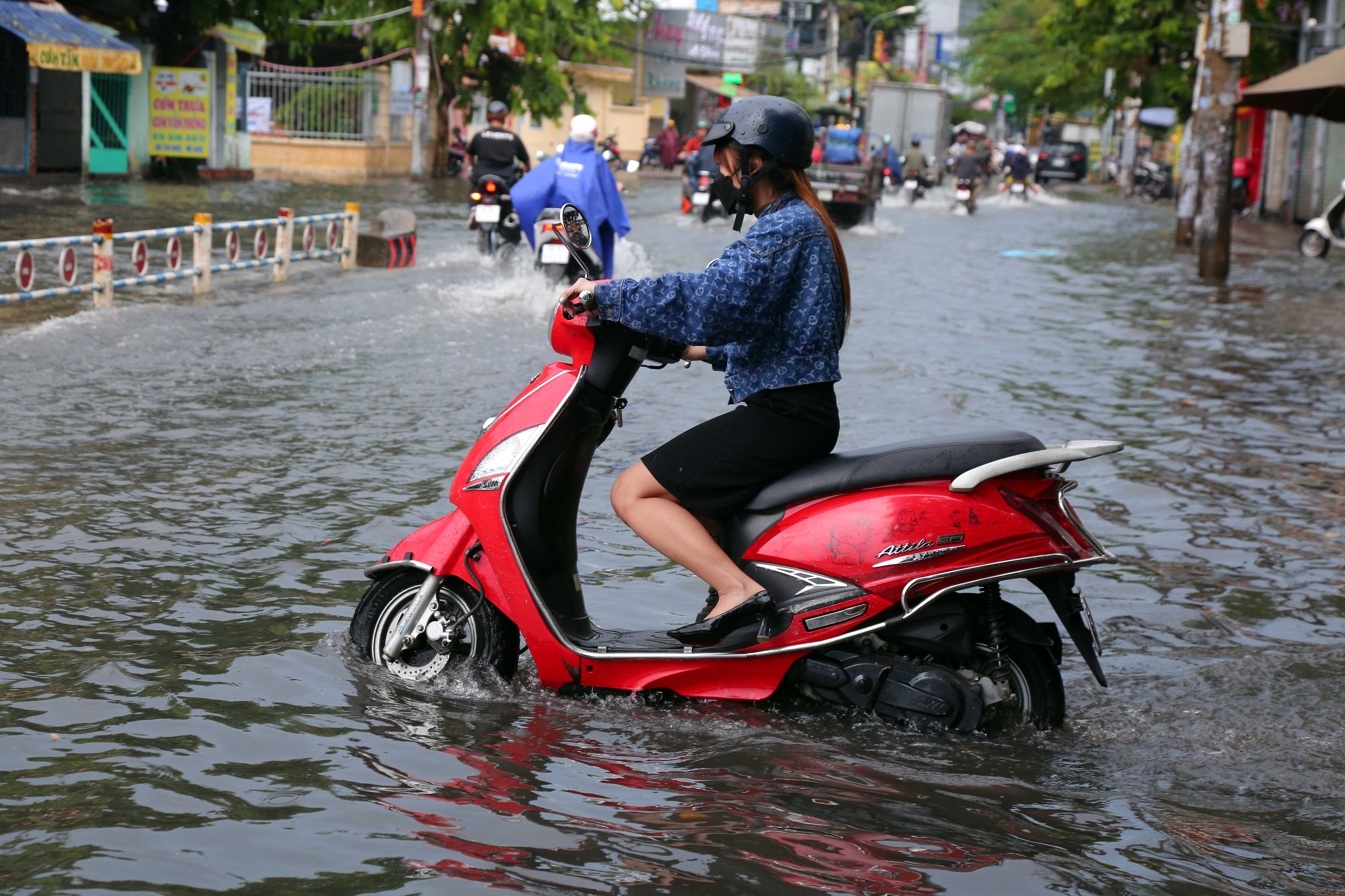 Không nên bỏ lỡ - Mưa lớn sau chuỗi ngày nắng nóng, người dân TP.HCM lại bì bõm lội nước vì đường ngập (Hình 5).