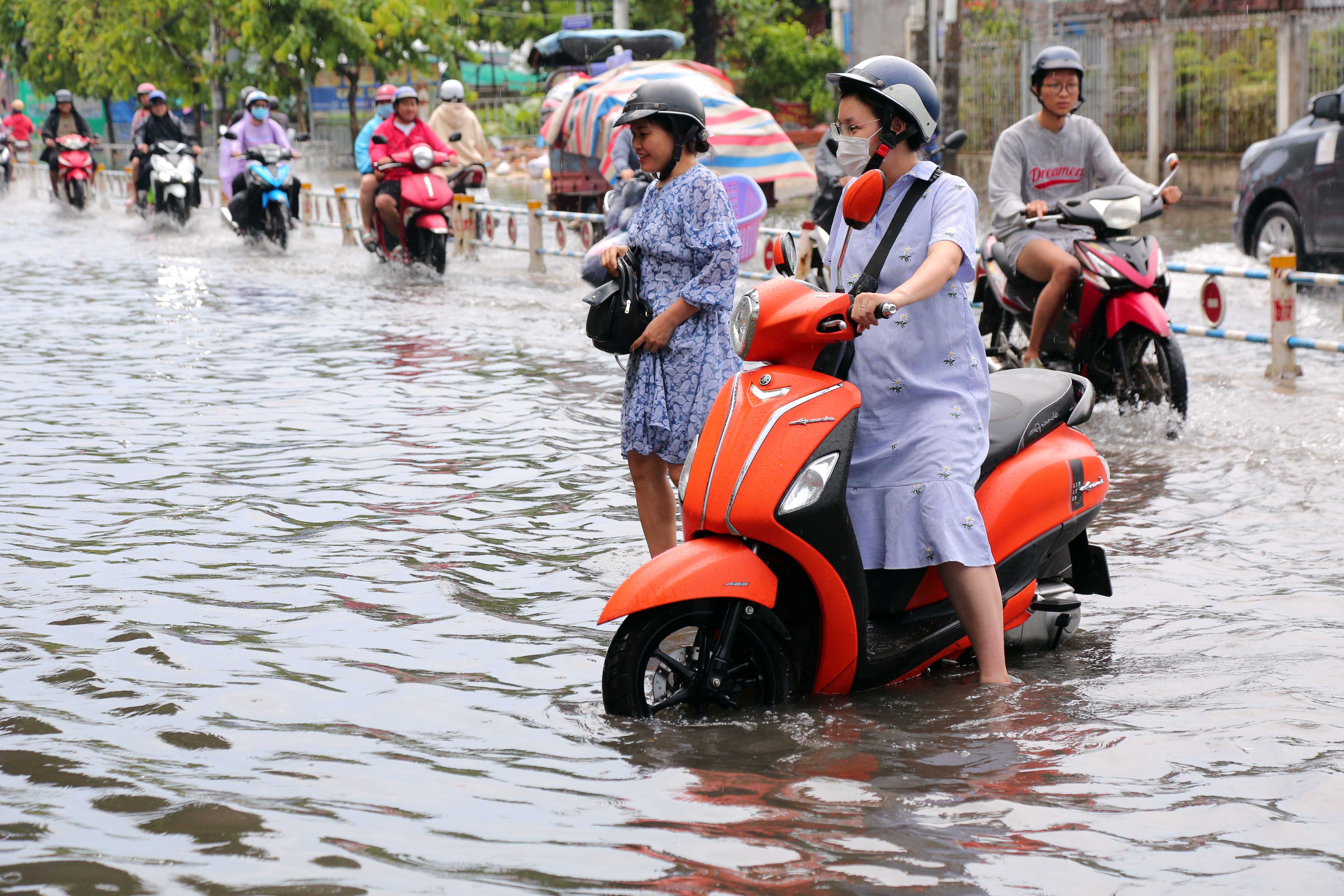 Không nên bỏ lỡ - Mưa lớn sau chuỗi ngày nắng nóng, người dân TP.HCM lại bì bõm lội nước vì đường ngập (Hình 6).