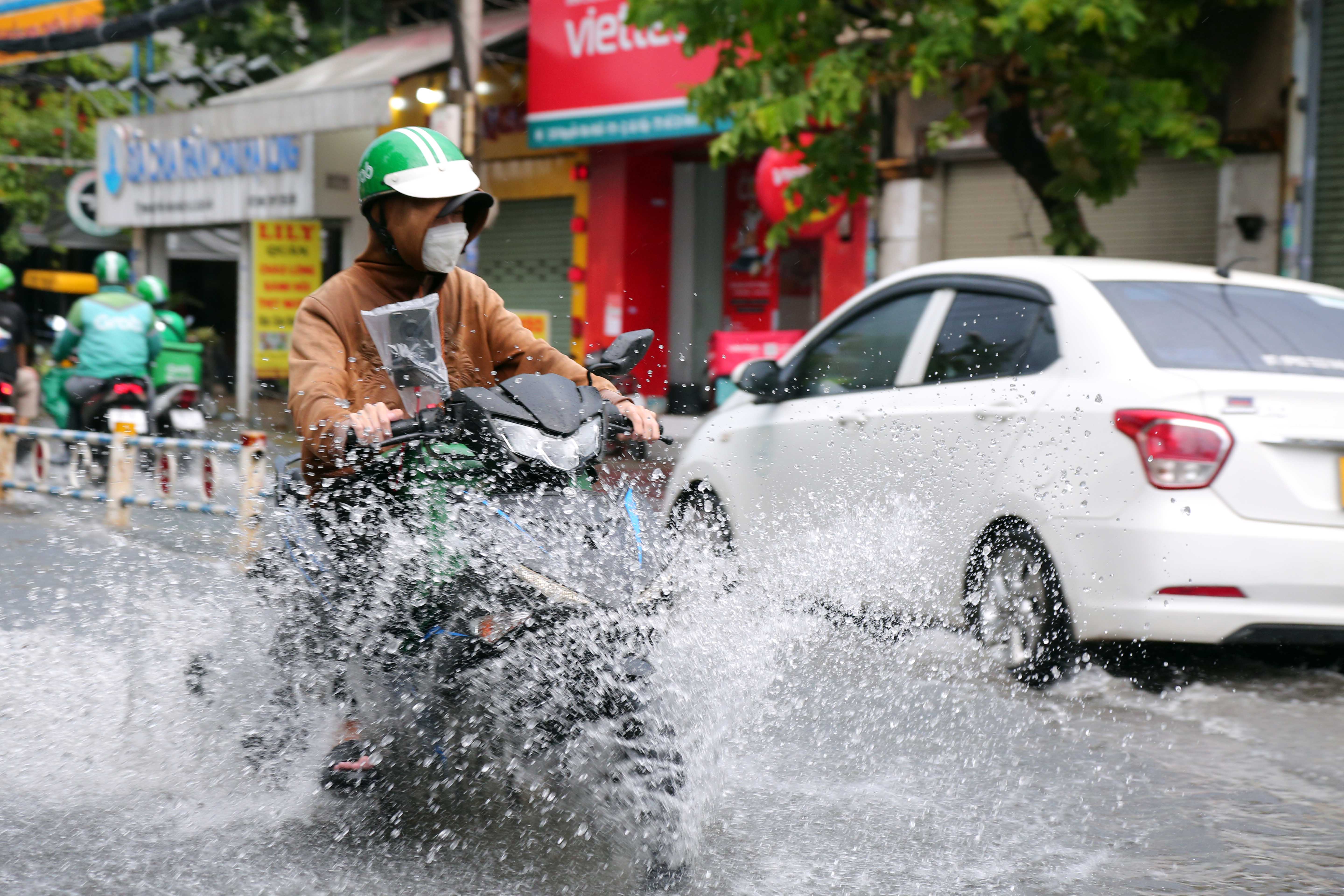 Không nên bỏ lỡ - Mưa lớn sau chuỗi ngày nắng nóng, người dân TP.HCM lại bì bõm lội nước vì đường ngập (Hình 9).