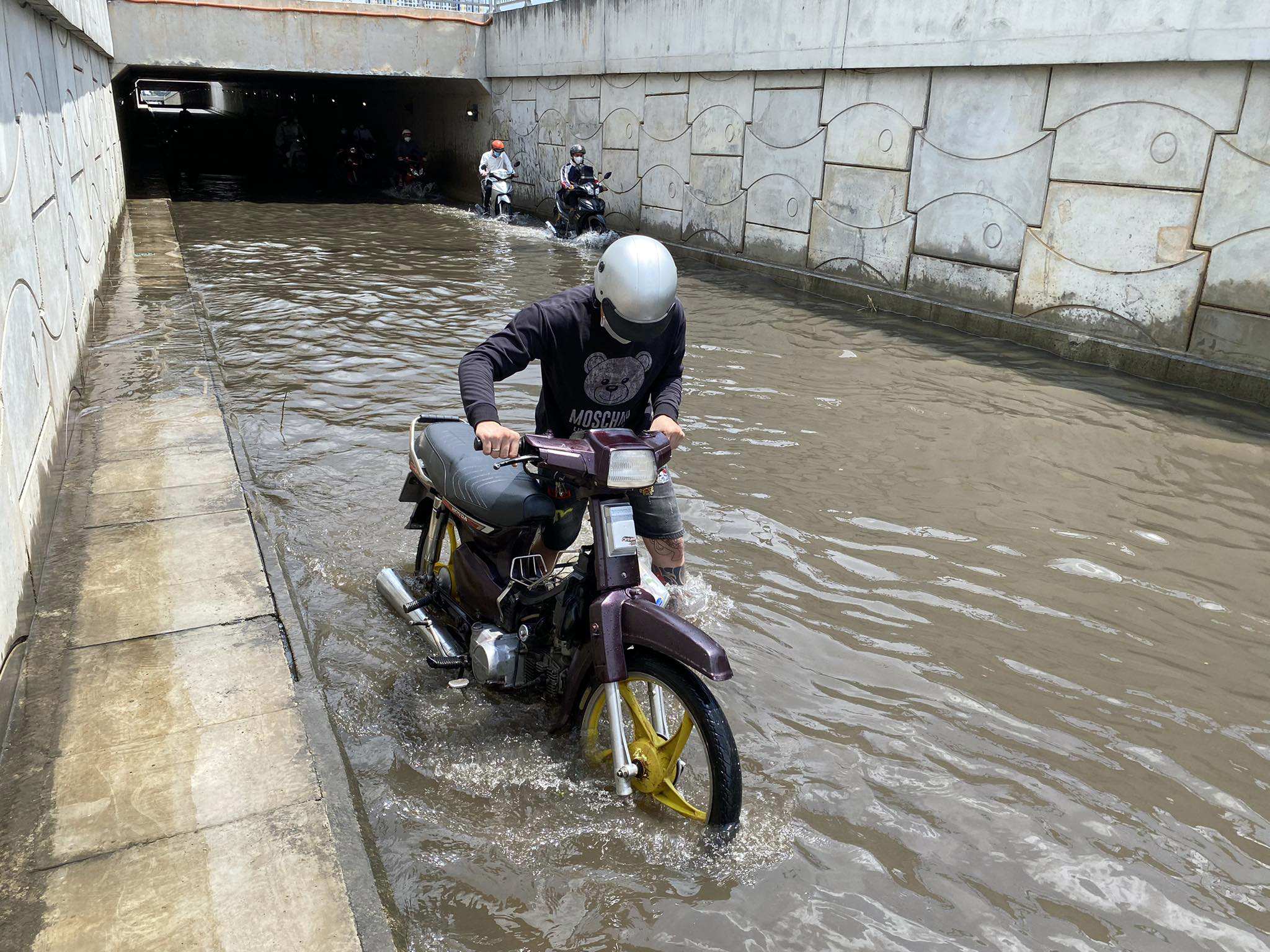 Không nên bỏ lỡ - Vừa thông xe 4 tháng, hầm chui tiền tỷ ở TP.HCM ngập như “bể bơi” (Hình 10).