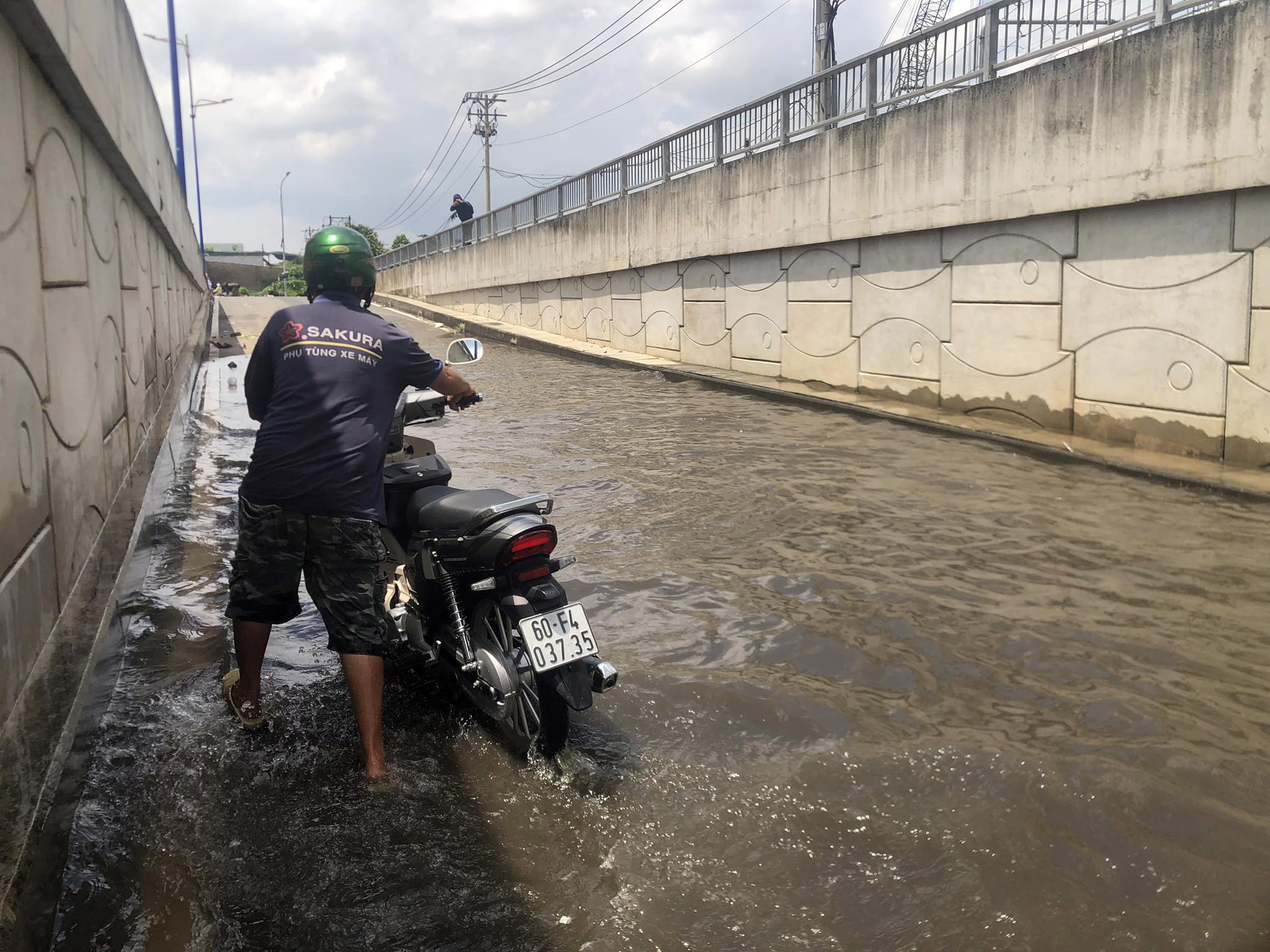 Không nên bỏ lỡ - Vừa thông xe 4 tháng, hầm chui tiền tỷ ở TP.HCM ngập như “bể bơi” (Hình 11).