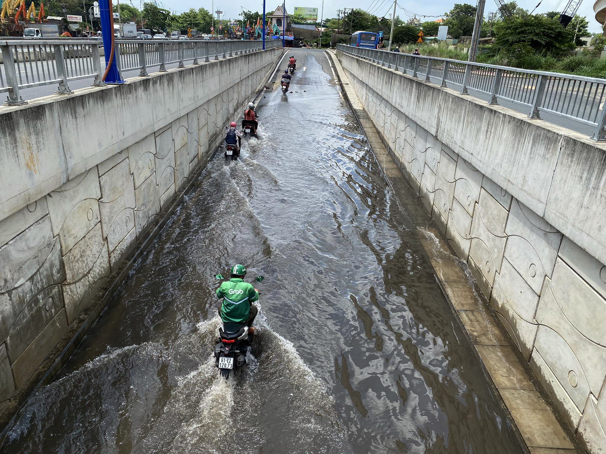 Không nên bỏ lỡ - Vừa thông xe 4 tháng, hầm chui tiền tỷ ở TP.HCM ngập như “bể bơi” (Hình 2).