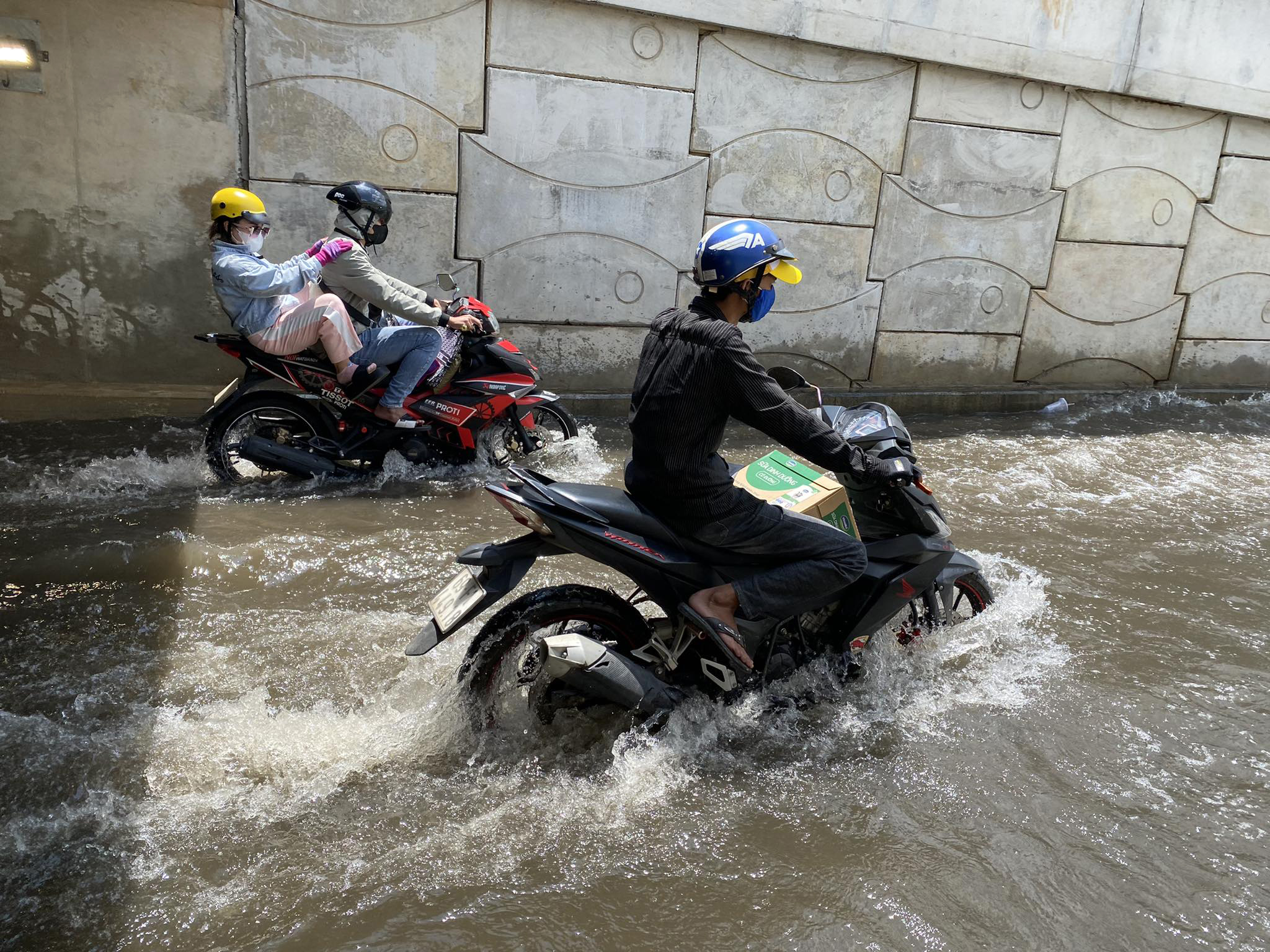 Không nên bỏ lỡ - Vừa thông xe 4 tháng, hầm chui tiền tỷ ở TP.HCM ngập như “bể bơi” (Hình 4).