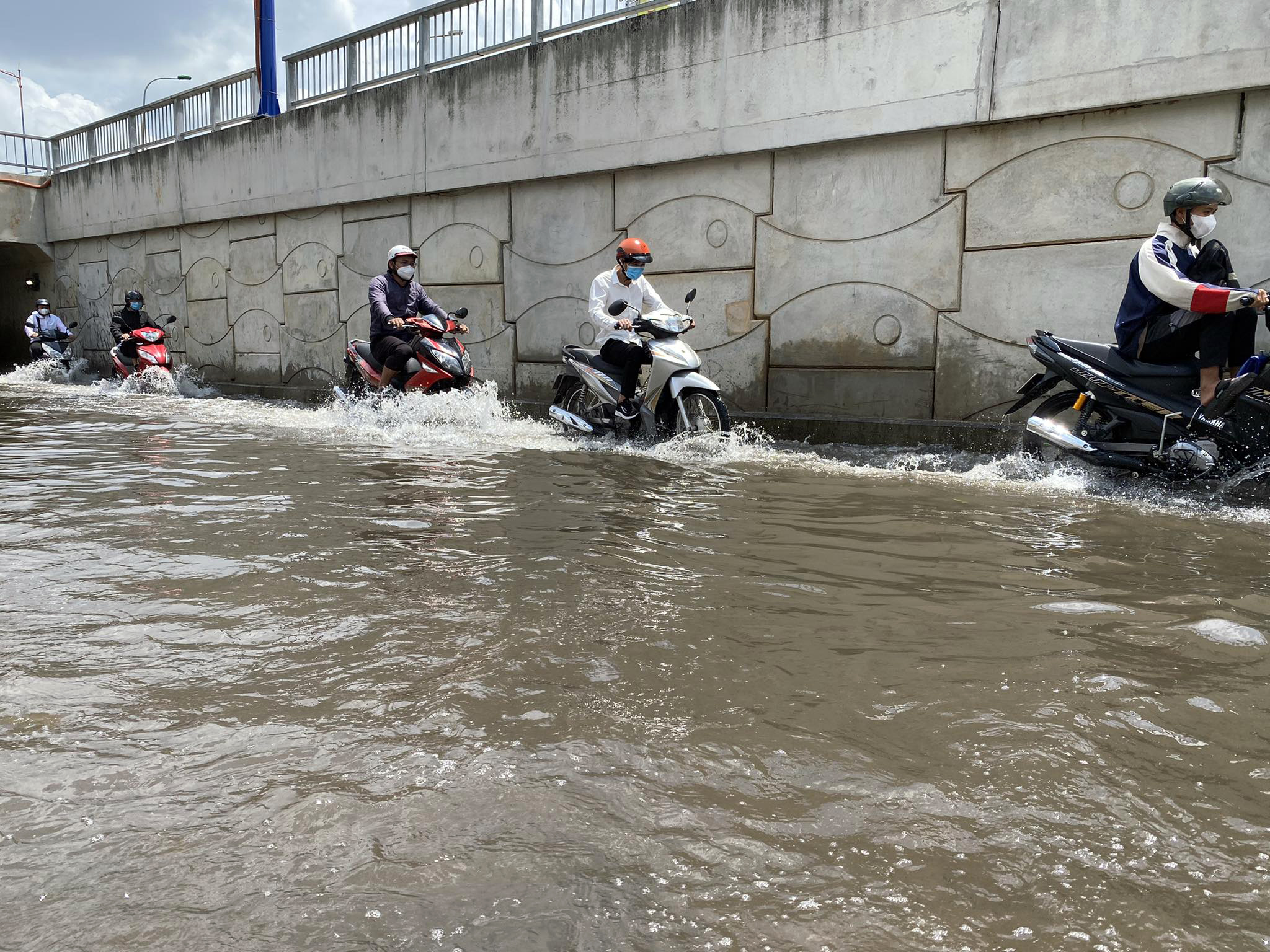 Không nên bỏ lỡ - Vừa thông xe 4 tháng, hầm chui tiền tỷ ở TP.HCM ngập như “bể bơi” (Hình 5).