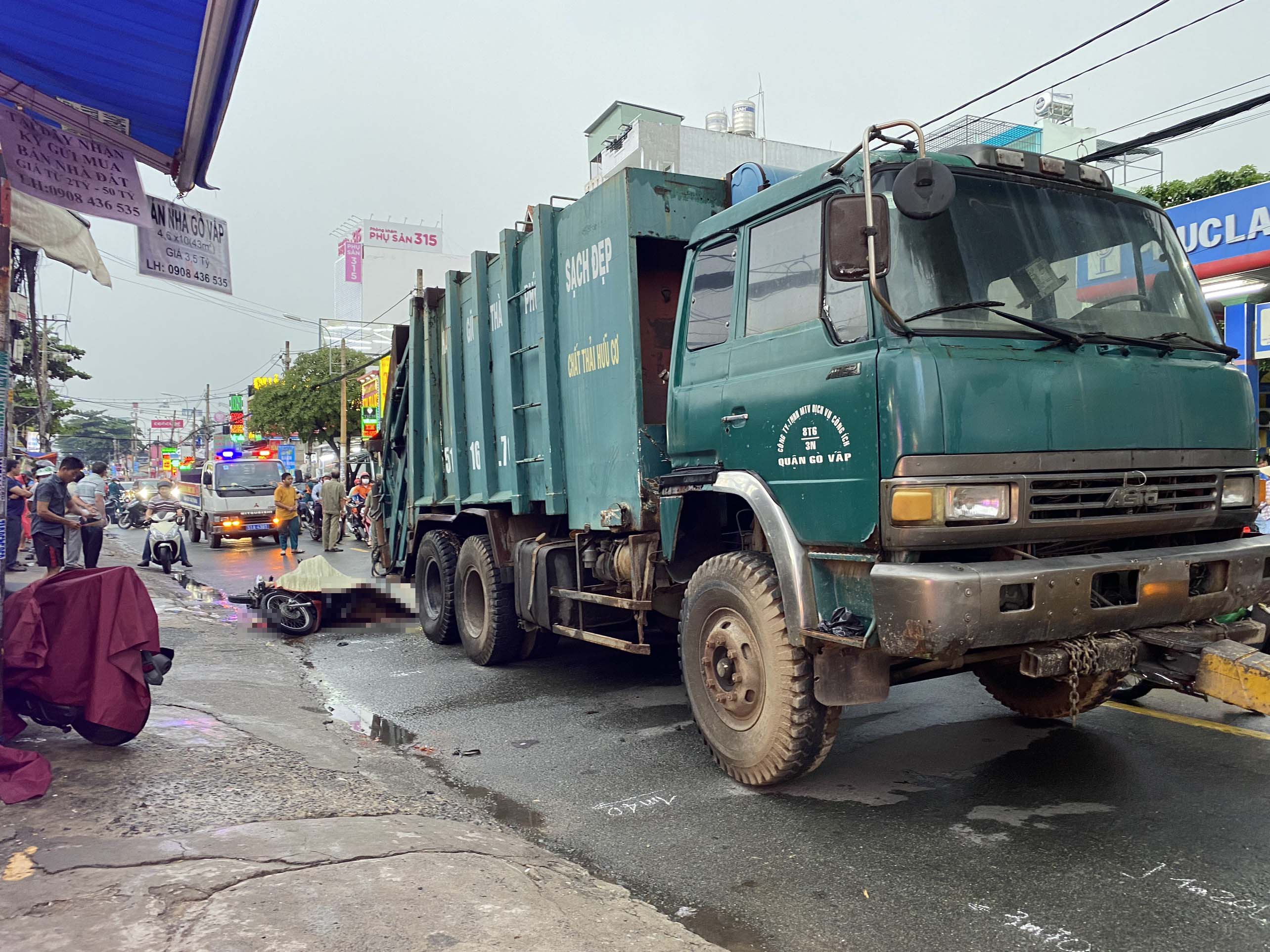 Xã hội - TP.HCM: Va chạm với xe chở rác, người đàn ông đi xe máy tử vong