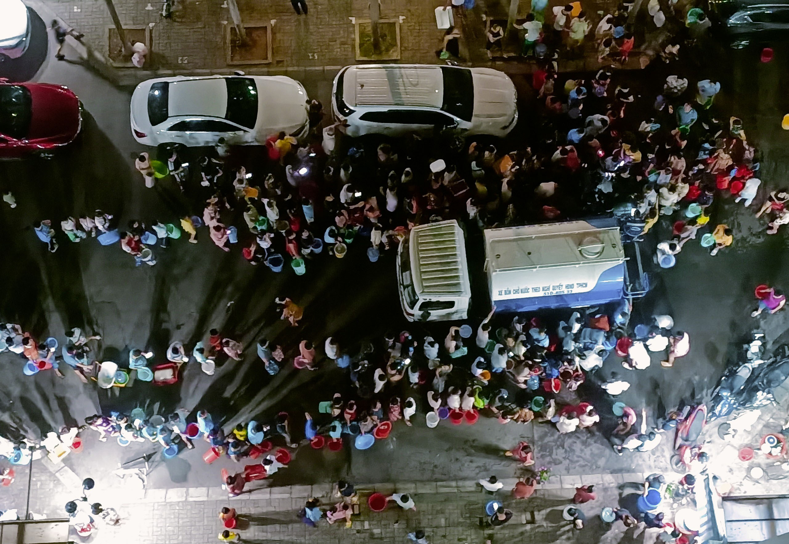 Xã hội - Vụ cả nghìn người xếp hàng hứng nước lúc nửa đêm ở TP.HCM: Công ty cấp nước nói gì?