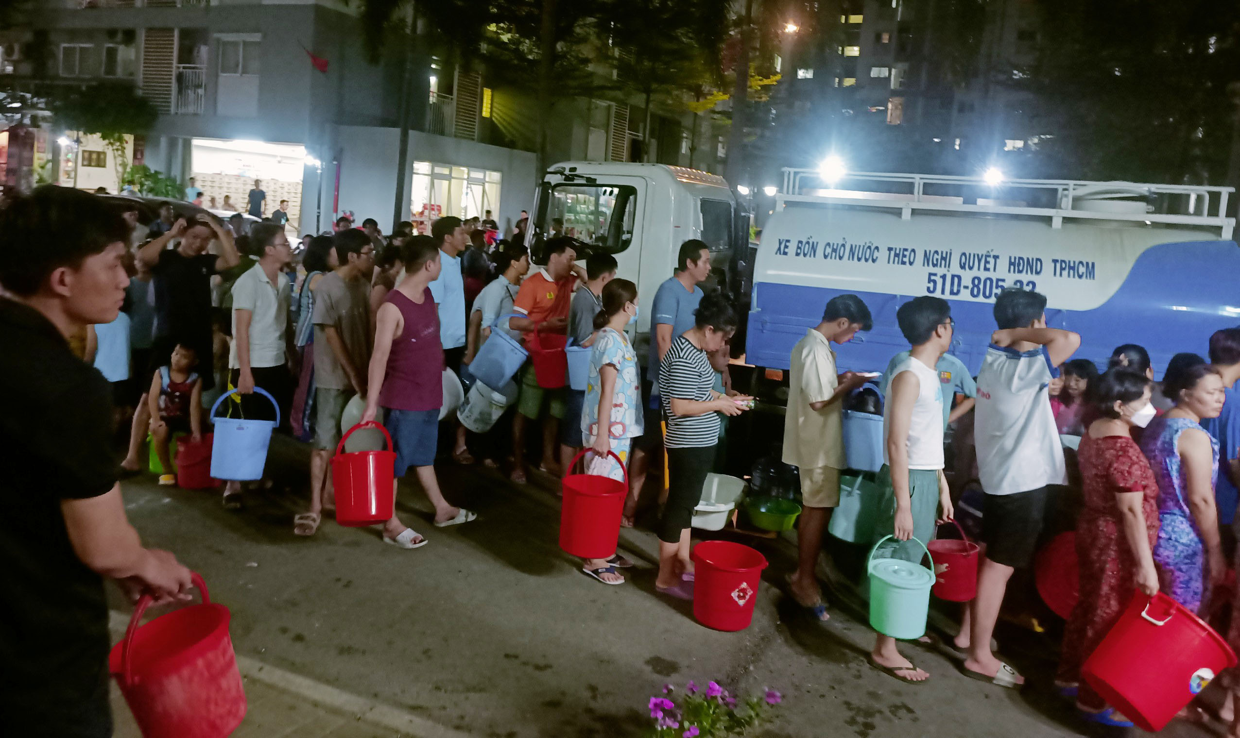 Xã hội - Vụ cả nghìn người xếp hàng hứng nước lúc nửa đêm ở TP.HCM: Công ty cấp nước nói gì? (Hình 3).