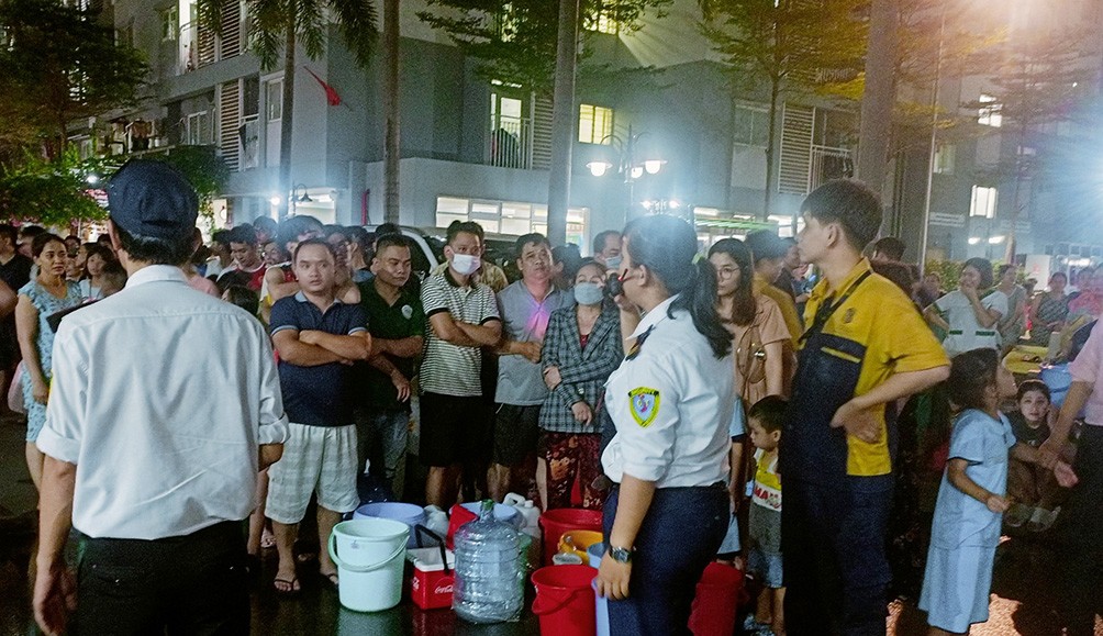 Xã hội - Vụ cả nghìn người xếp hàng hứng nước lúc nửa đêm ở TP.HCM: Công ty cấp nước nói gì? (Hình 4).