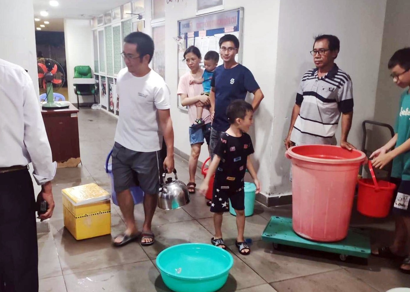 X&atilde; hội - Vụ cả ngh&igrave;n người xếp h&agrave;ng hứng nước l&uacute;c nửa đ&ecirc;m ở TP.HCM: C&ocirc;ng ty cấp nước n&oacute;i g&igrave;? (H&igrave;nh 6).