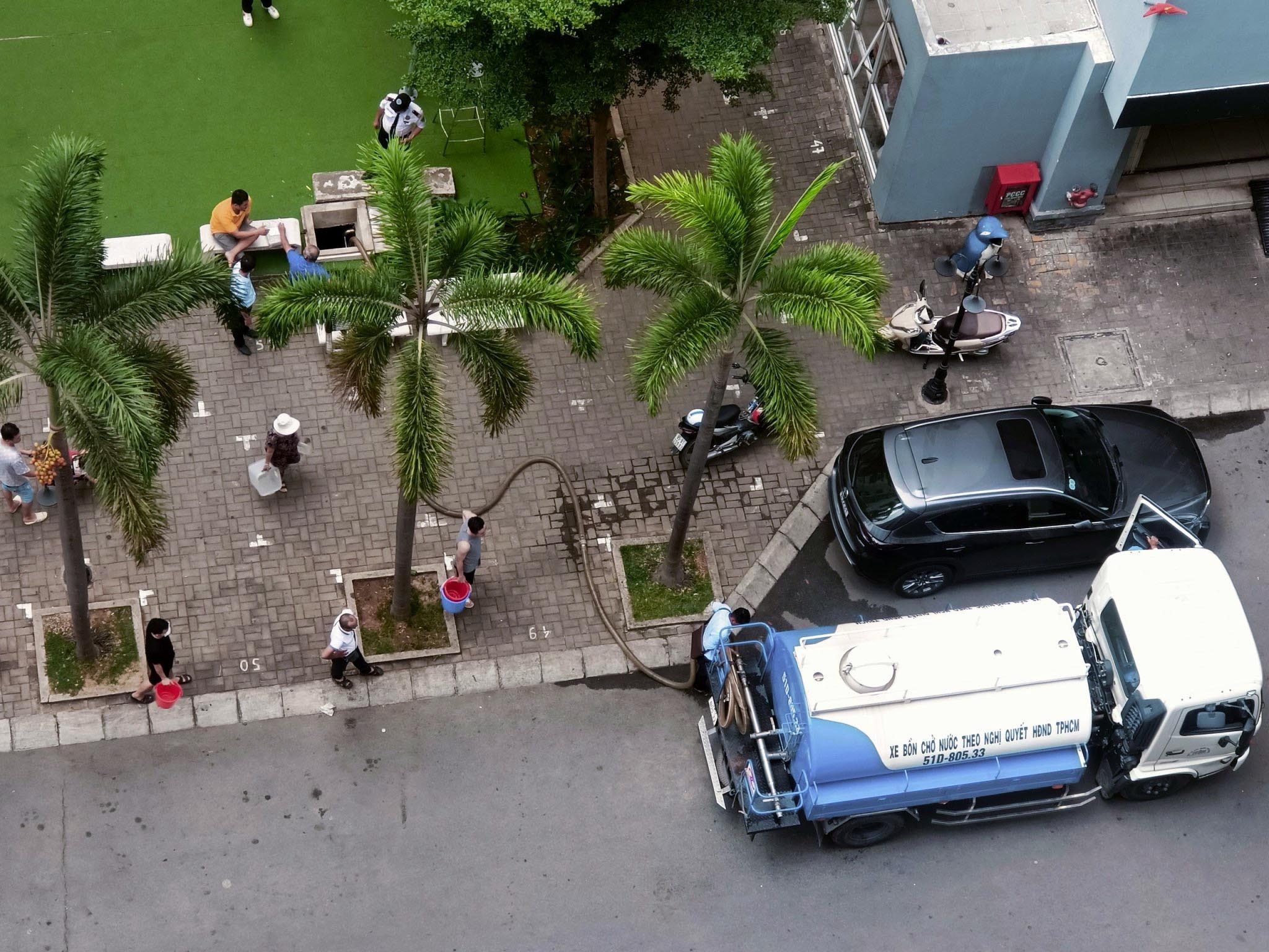 X&atilde; hội - Vụ cả ngh&igrave;n người xếp h&agrave;ng hứng nước l&uacute;c nửa đ&ecirc;m ở TP.HCM: C&ocirc;ng ty cấp nước n&oacute;i g&igrave;? (H&igrave;nh 7).