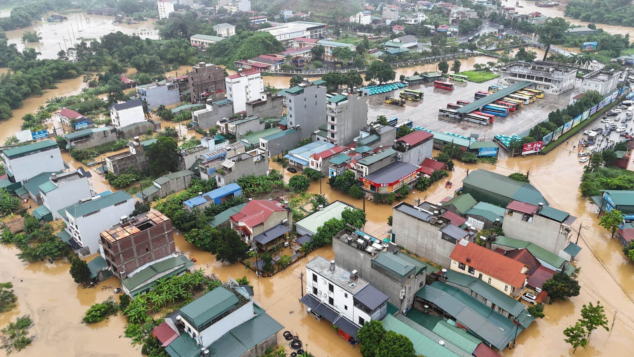 Dân sinh - Cảnh sát phá dỡ mái nhà giải cứu người dân trong mưa lũ ở Hà Giang