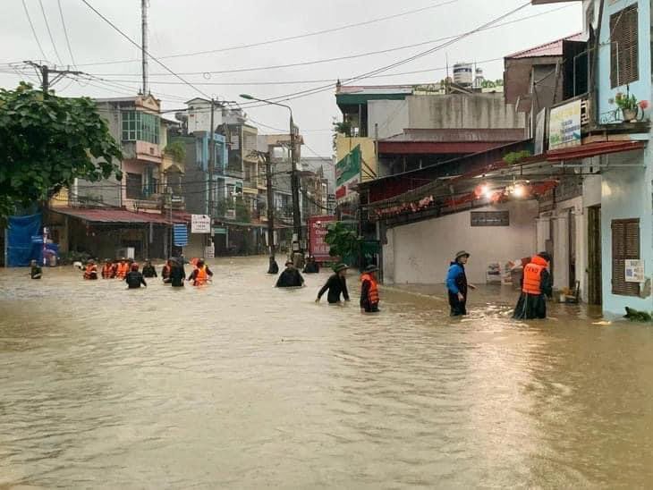 Dân sinh - Cảnh sát phá dỡ mái nhà giải cứu người dân trong mưa lũ ở Hà Giang (Hình 2).