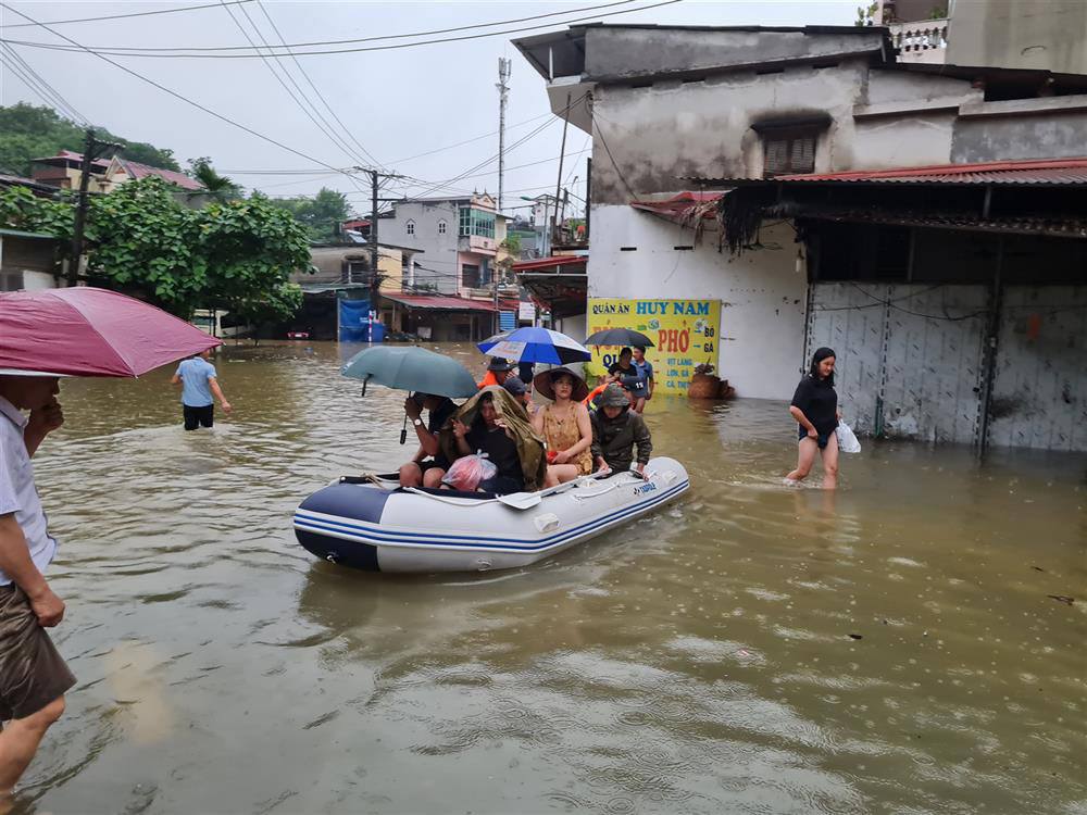 Dân sinh - Cảnh sát phá dỡ mái nhà giải cứu người dân trong mưa lũ ở Hà Giang (Hình 3).