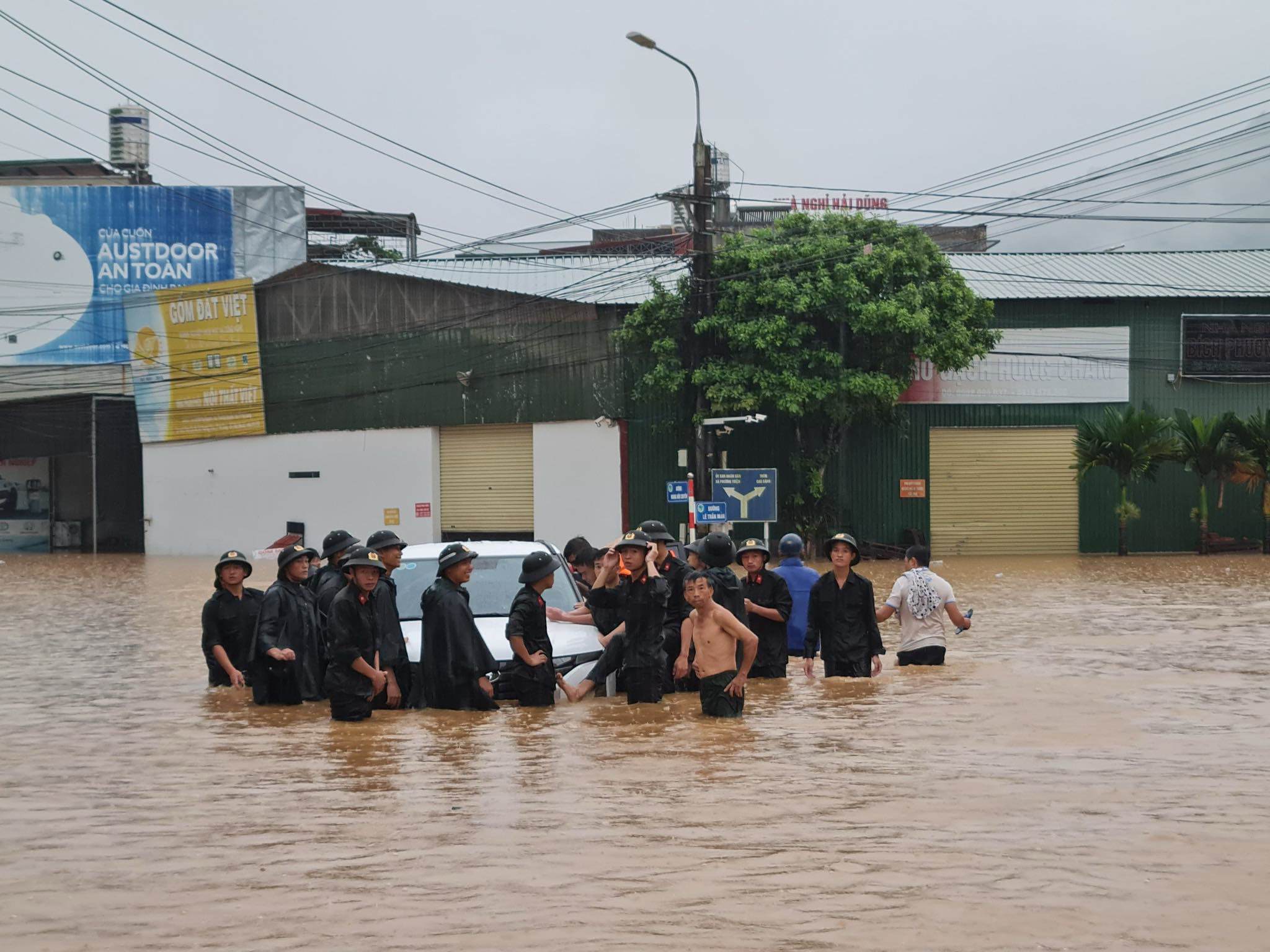 Dân sinh - Cảnh sát phá dỡ mái nhà giải cứu người dân trong mưa lũ ở Hà Giang (Hình 4).