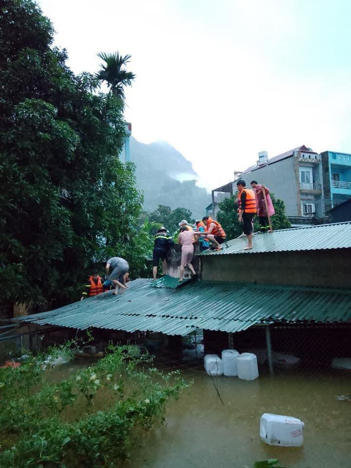 Dân sinh - Cảnh sát phá dỡ mái nhà giải cứu người dân trong mưa lũ ở Hà Giang (Hình 5).