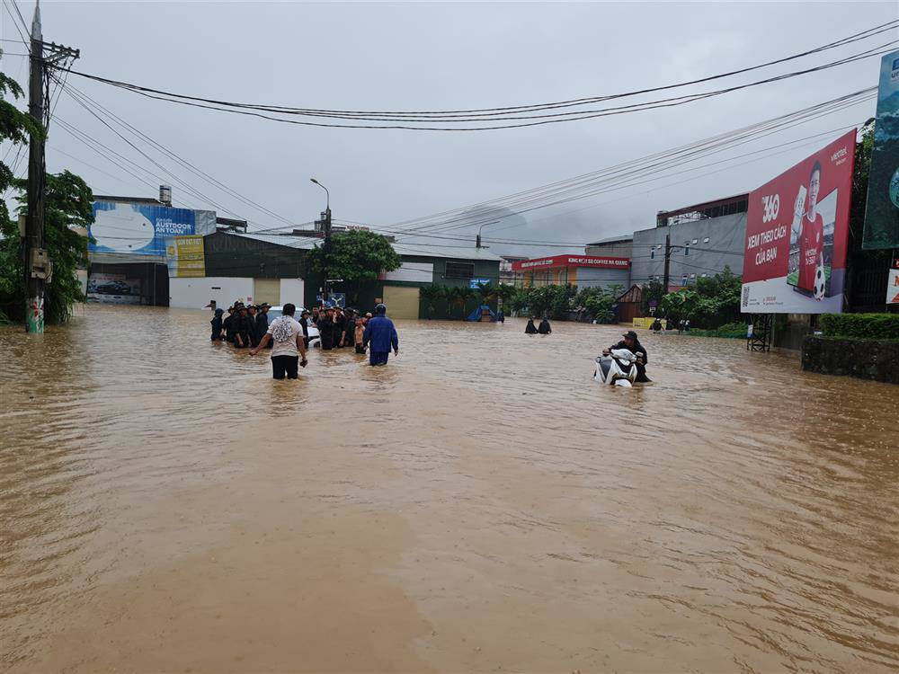 Dân sinh - Cảnh sát phá dỡ mái nhà giải cứu người dân trong mưa lũ ở Hà Giang (Hình 7).