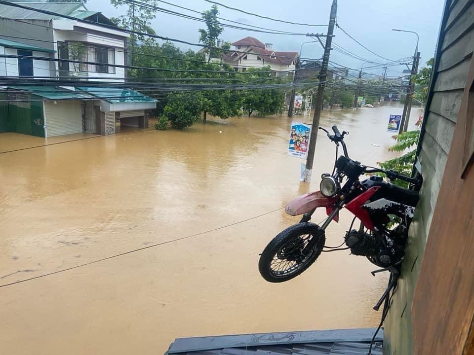 Dân sinh - Cảnh sát phá dỡ mái nhà giải cứu người dân trong mưa lũ ở Hà Giang (Hình 8).