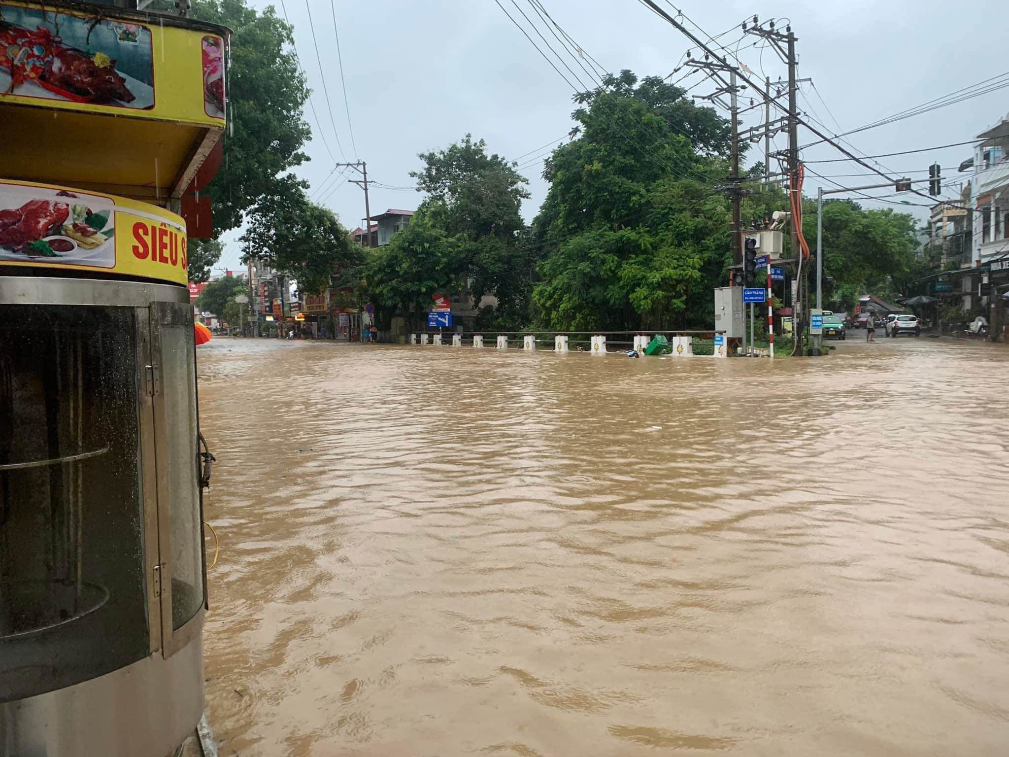 Dân sinh - Cảnh sát phá dỡ mái nhà giải cứu người dân trong mưa lũ ở Hà Giang (Hình 9).