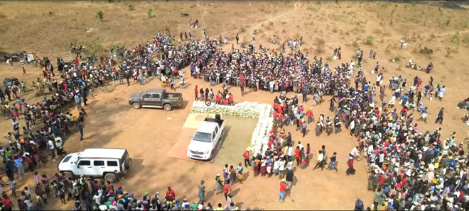 Văn hoá - Quang Linh Vlog hé lộ góc khuất cuộc sống ở châu Phi sau cảnh tượng được 1.000 người vây quanh (Hình 2).