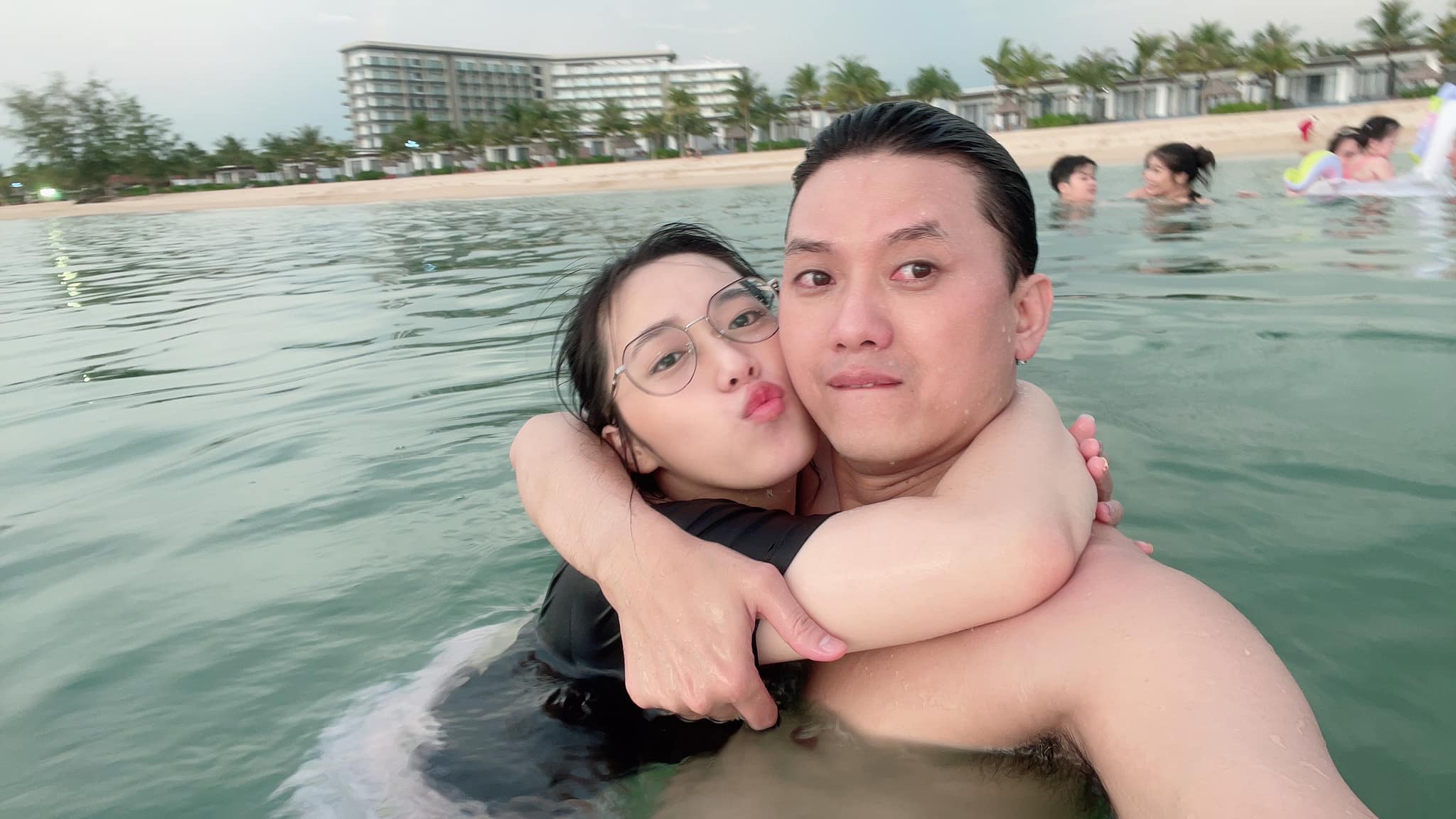 Văn hoá - Quách Ngọc Tuyên cưới vợ kém 13 tuổi: “Tài khoản ngân hàng vợ tôi nắm hết” (Hình 2).