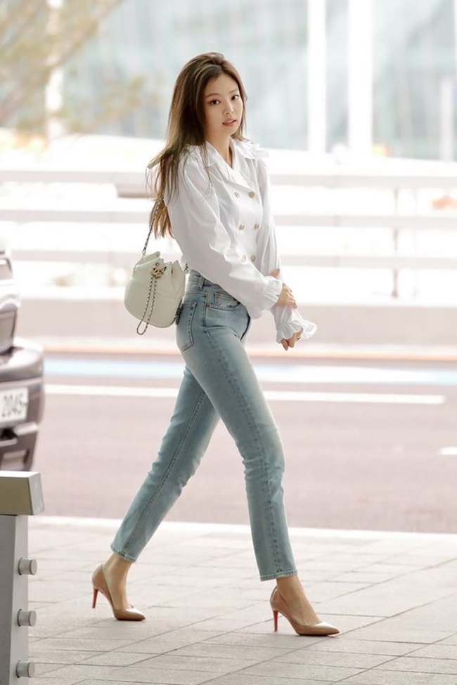 Văn hoá - Học Jennie (Blackpink) cách lên đồ sành điệu với quần jeans (Hình 2).