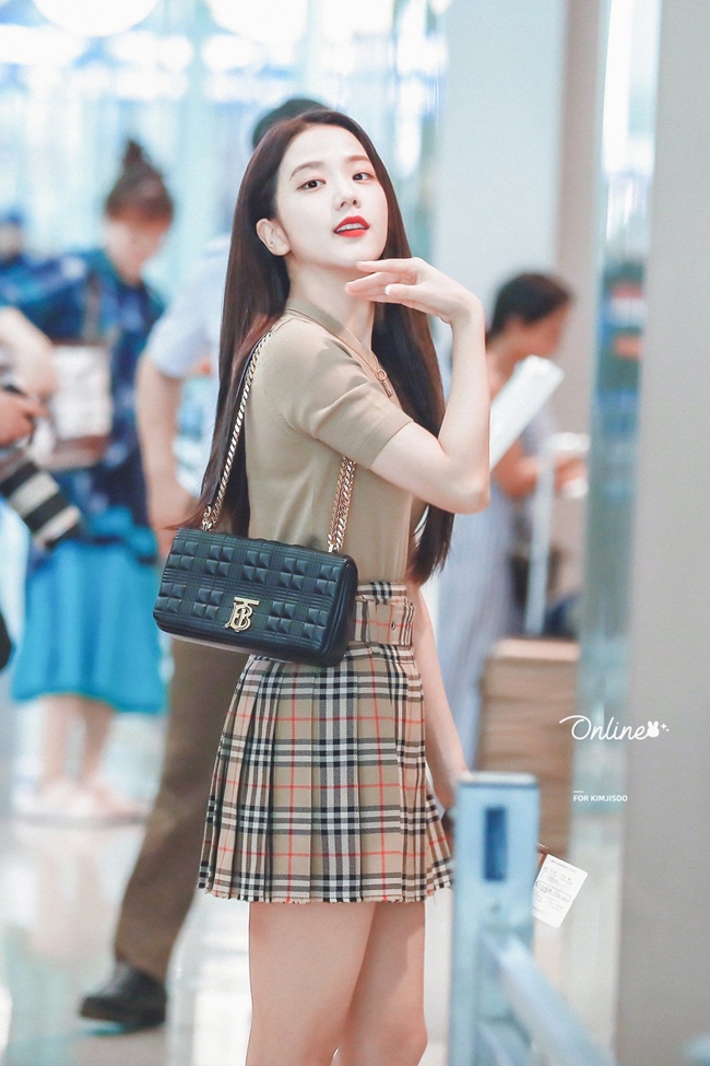 Văn hoá - Đại sứ Dior trẻ như nữ sinh nhờ chân váy mini (Hình 7).