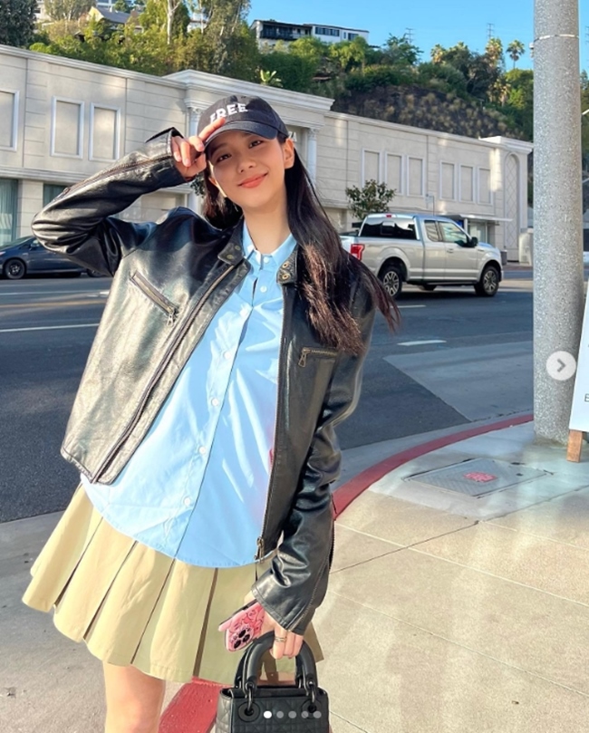 Văn hoá - Đại sứ Dior trẻ như nữ sinh nhờ chân váy mini (Hình 4).