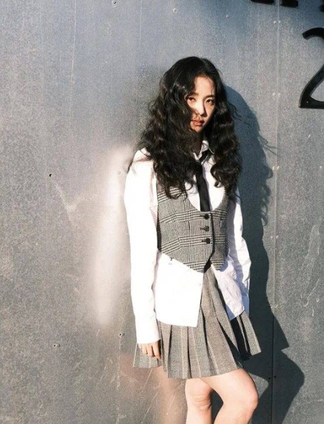 Văn hoá - Đại sứ Dior trẻ như nữ sinh nhờ chân váy mini (Hình 9).