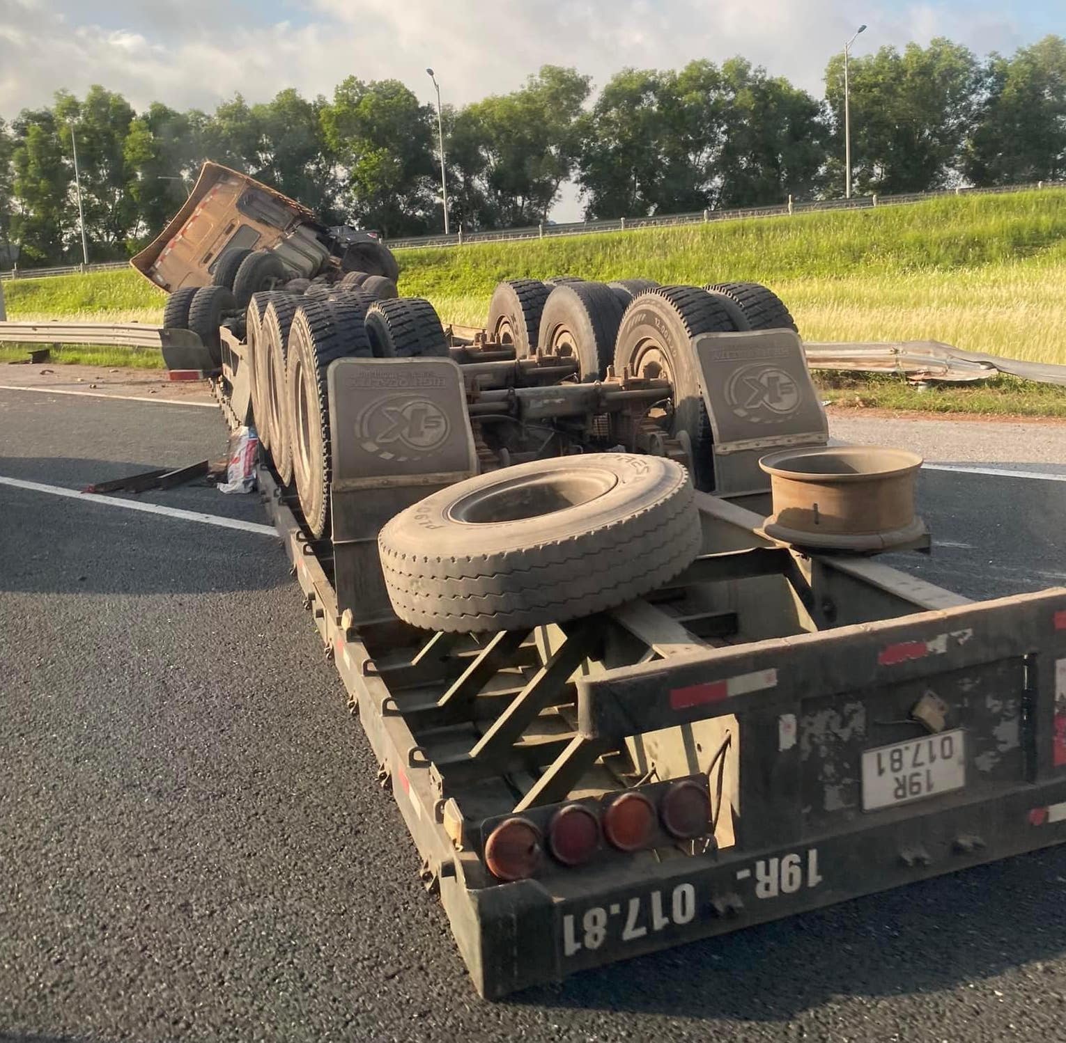 Xã hội - Sau va chạm, ô tô con biến dạng, 2 container chắn ngang cao tốc (Hình 2).