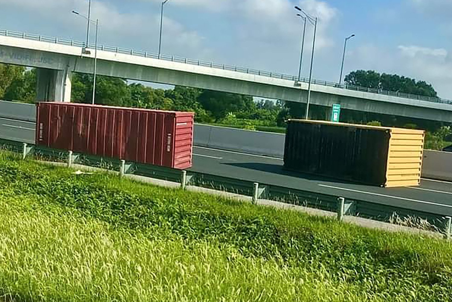 Xã hội - Sau va chạm, ô tô con biến dạng, 2 container chắn ngang cao tốc (Hình 3).