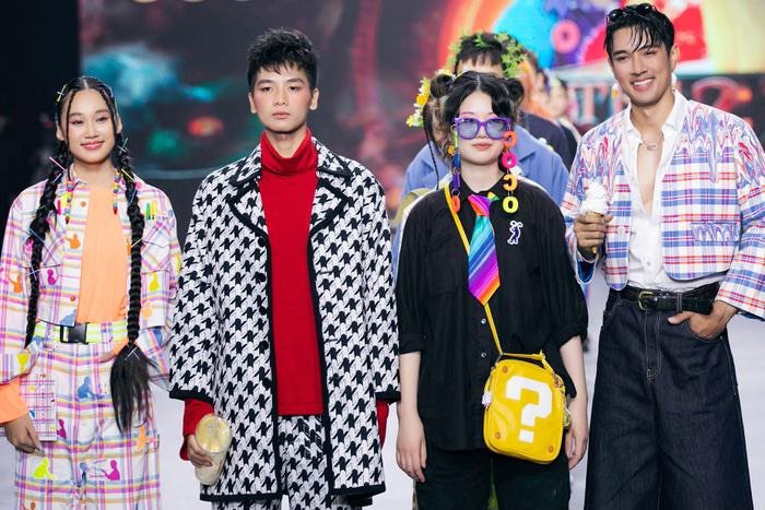 Văn hoá - Bị nghi "cà khịa" hoa hậu Ý Nhi, kình ngư Kim Sơn nói rõ lý do vừa catwalk vừa uống trà sữa (Hình 2).