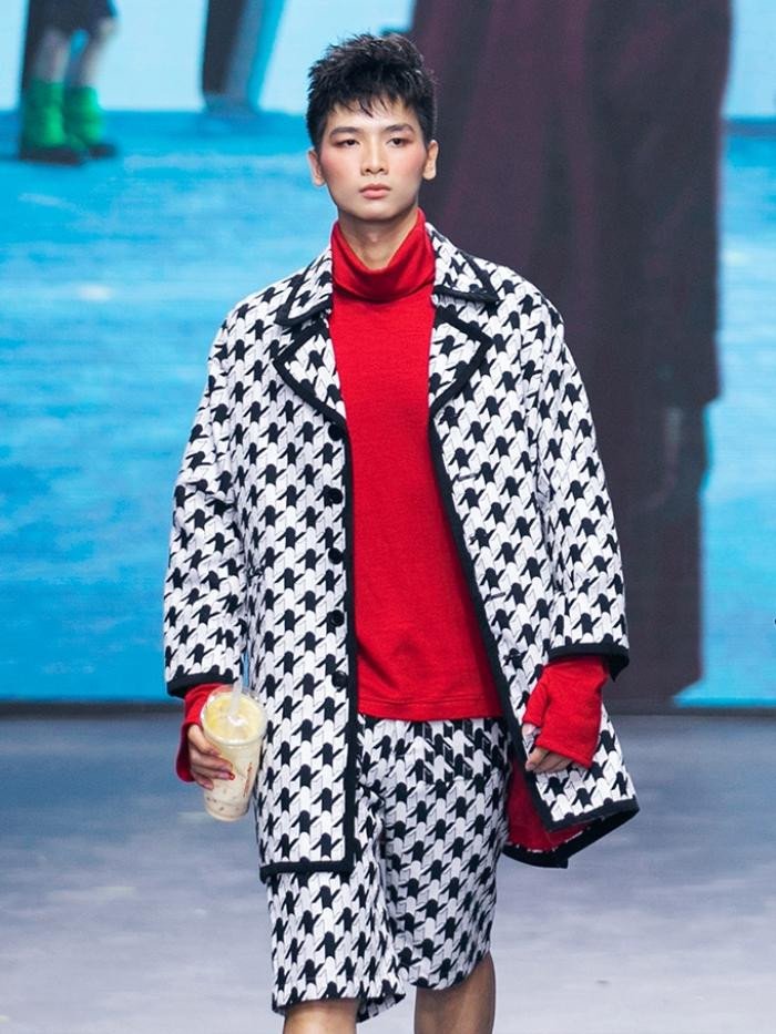 Văn hoá - Bị nghi "cà khịa" hoa hậu Ý Nhi, kình ngư Kim Sơn nói rõ lý do vừa catwalk vừa uống trà sữa