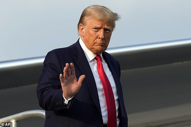 Thế giới - Ông Trump chụp ảnh kiểu nghi phạm ở nhà tù, lộ cân nặng bất thường