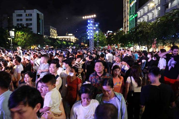 Sự kiện - “Biển người” đổ về trung TP.HCM chờ xem pháo hoa, nhiều tuyến đường kẹt cứng