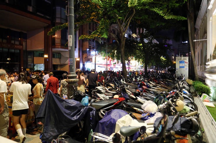 Sự kiện - “Biển người” đổ về trung TP.HCM chờ xem pháo hoa, nhiều tuyến đường kẹt cứng (Hình 12).