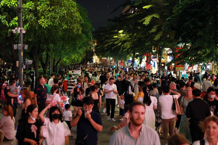 Sự kiện - “Biển người” đổ về trung TP.HCM chờ xem pháo hoa, nhiều tuyến đường kẹt cứng (Hình 2).