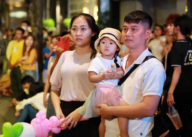 Sự kiện - “Biển người” đổ về trung TP.HCM chờ xem pháo hoa, nhiều tuyến đường kẹt cứng (Hình 6).