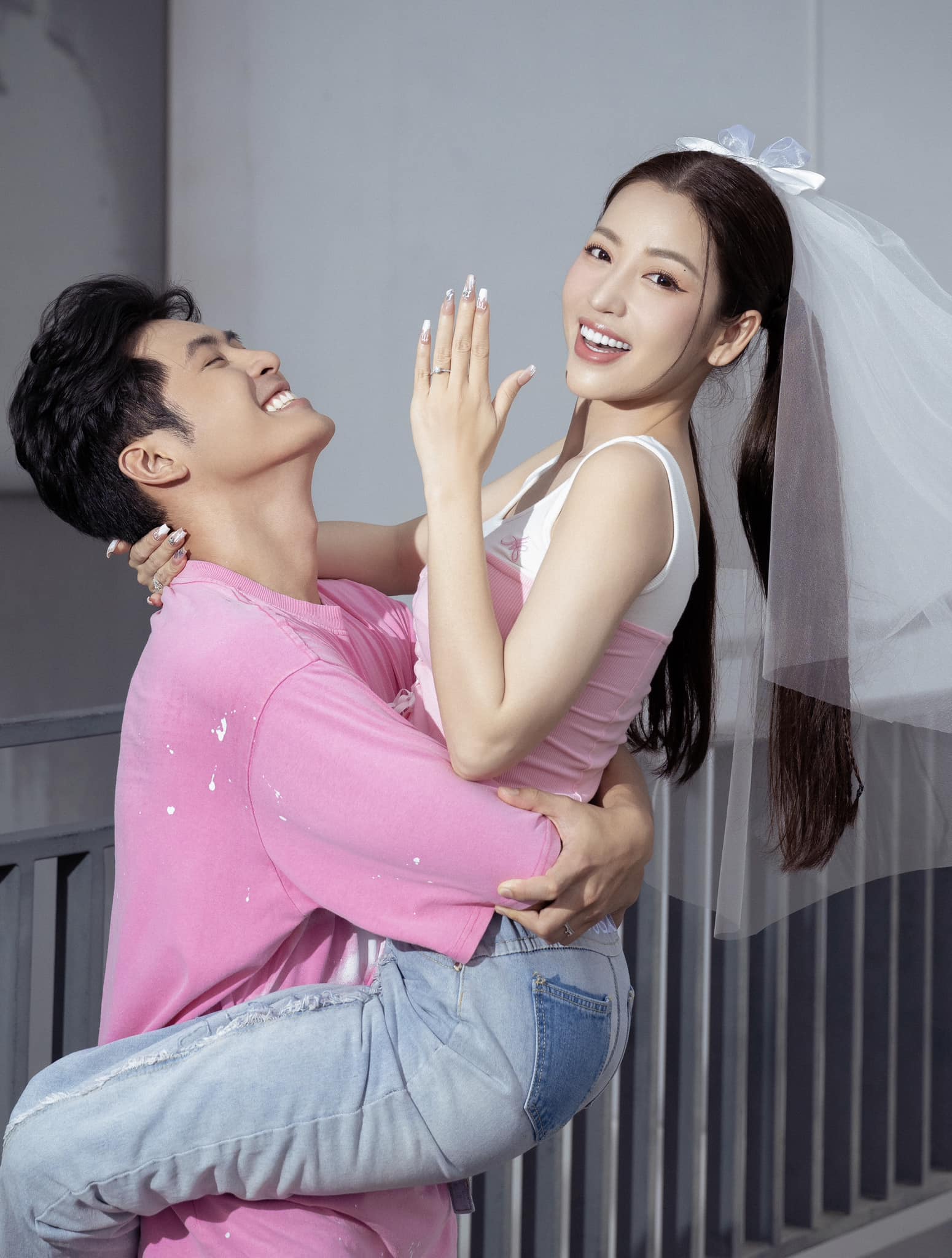 Văn hoá - Loạt đồ đôi "tình bể bình" của Puka - Gin Tuấn Kiệt