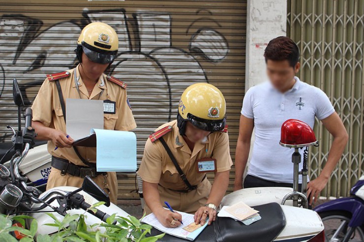 Chính sách - Các loại giấy tờ Cảnh sát giao thông sẽ kiểm tra khi dừng xe