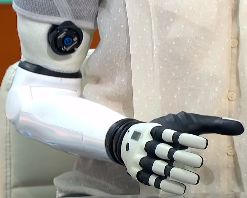 Đời sống - Gặp "người mẹ AI" đầu tiên trên thế giới với cánh tay đọc được suy nghĩ (Hình 2).