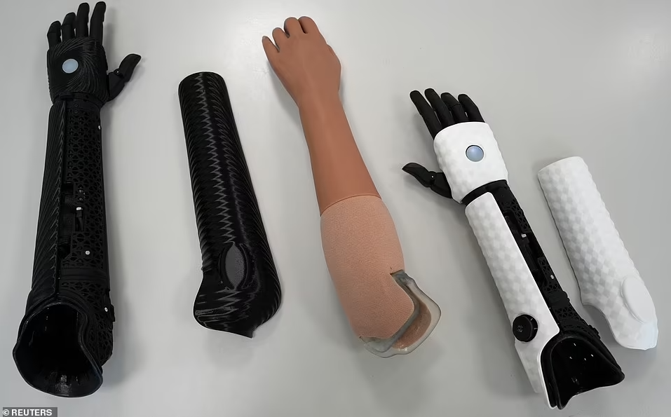 Đời sống - Gặp "người mẹ AI" đầu tiên trên thế giới với cánh tay đọc được suy nghĩ (Hình 3).