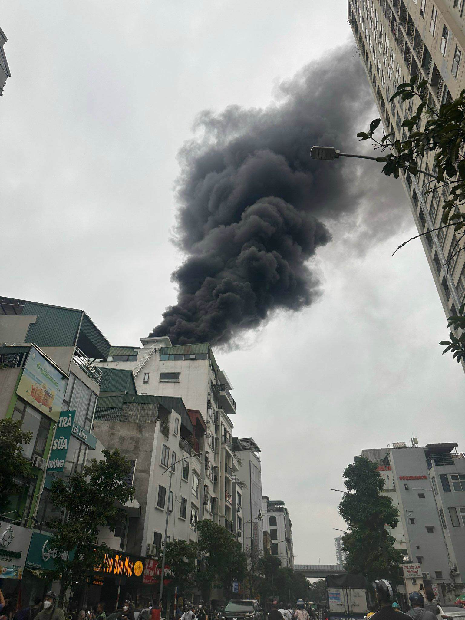 Xã hội - Cháy nhà 7 tầng ở Hà Nội, khói đen cao hàng chục mét