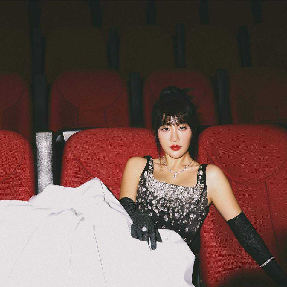 Giải trí - Văn Mai Hương “lột xác” sau 13 năm vào showbiz, tự tin đọ sắc "ngọc nữ điện ảnh" (Hình 4).