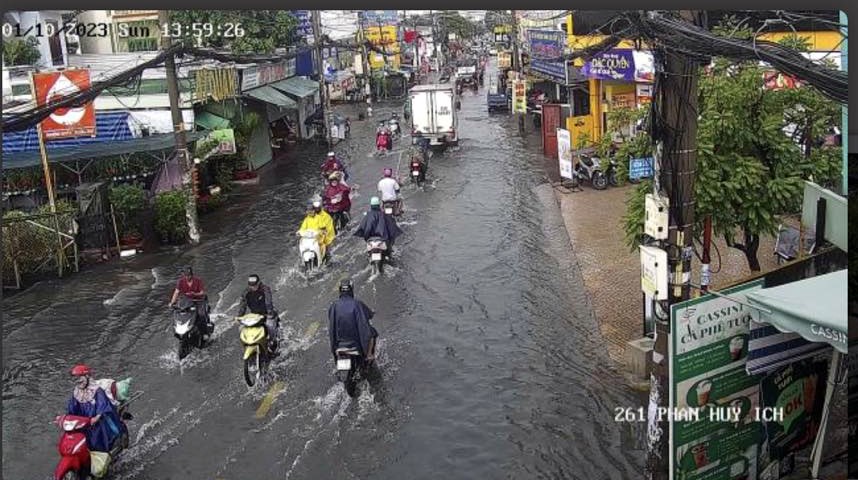 Không nên bỏ lỡ - Nhiều người ngỡ ngàng khi lưu thông qua “rốn ngập” ở TP.HCM