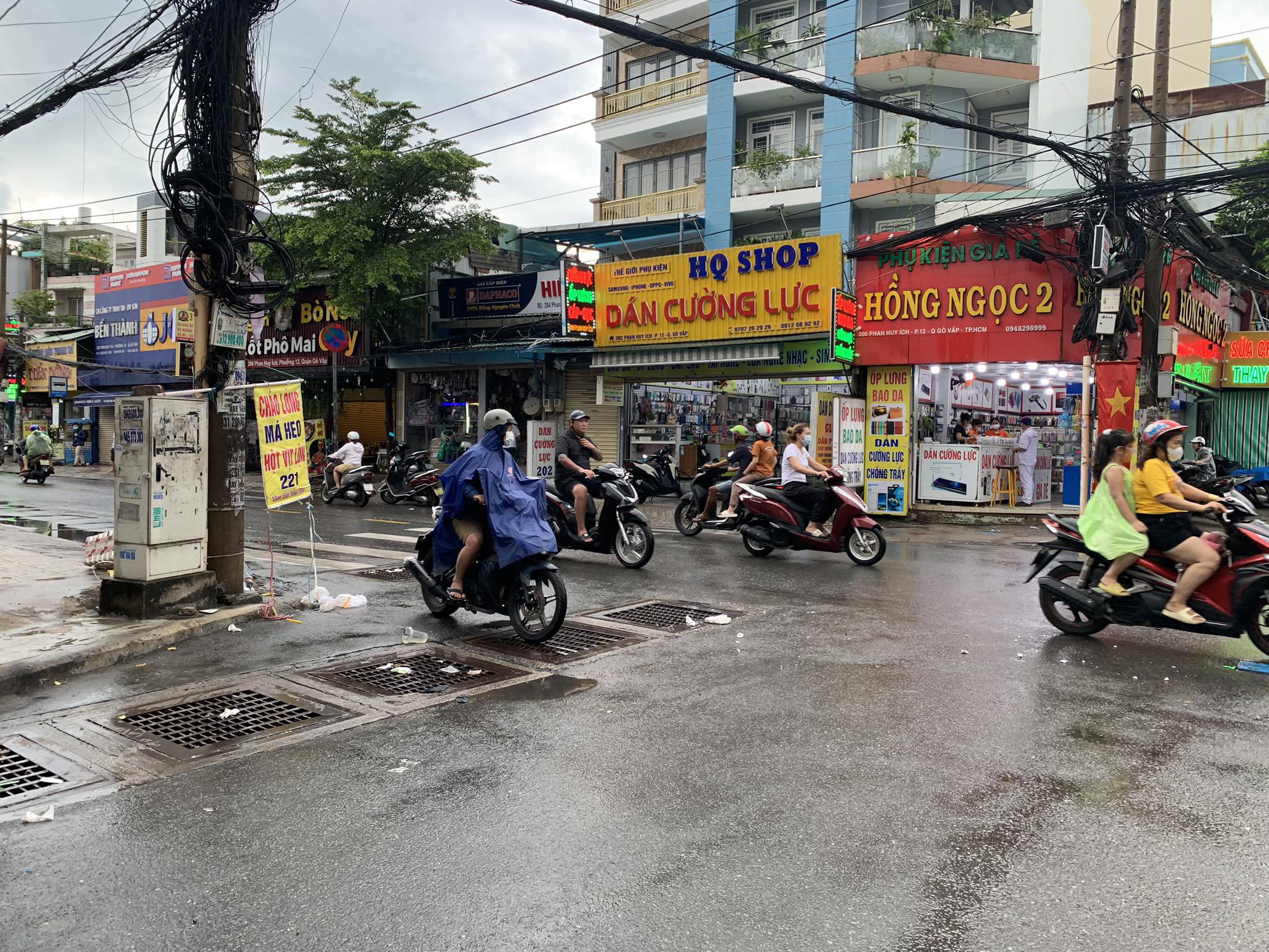 Không nên bỏ lỡ - Nhiều người ngỡ ngàng khi lưu thông qua “rốn ngập” ở TP.HCM (Hình 3).