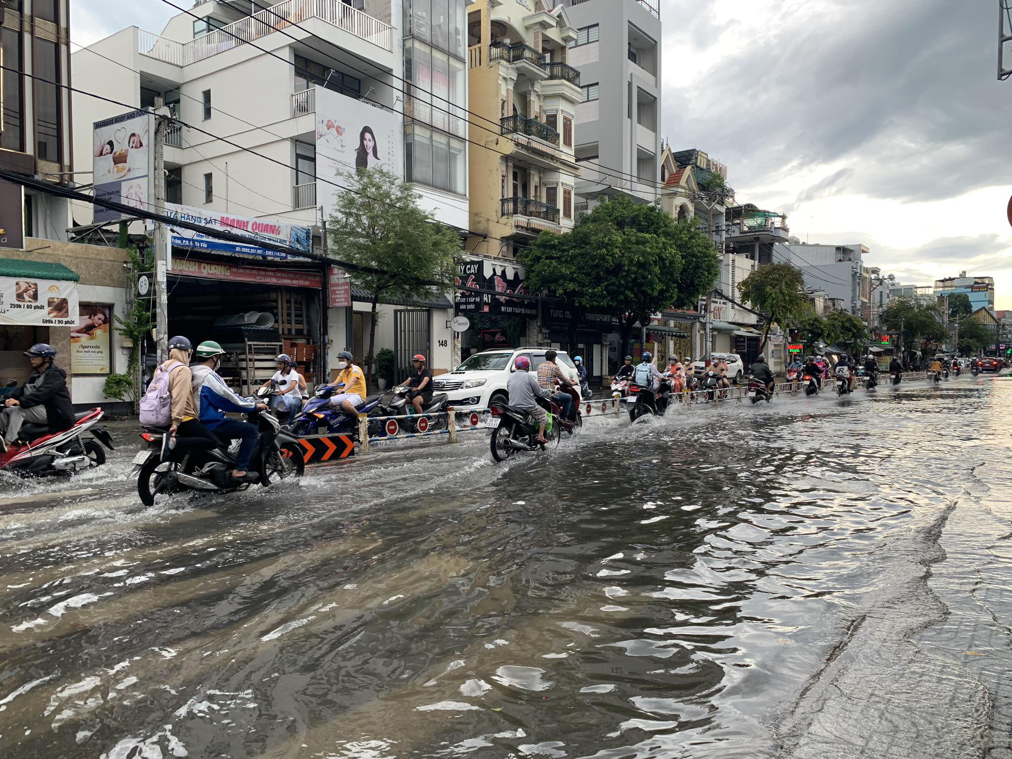 Không nên bỏ lỡ - Nhiều người ngỡ ngàng khi lưu thông qua “rốn ngập” ở TP.HCM (Hình 6).